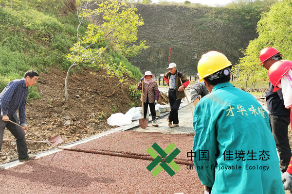 南京石柱林风景区彩色透水铺装工人施工现场